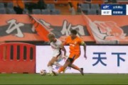 LOL精彩回放-泰山半场三人染黄！克雷桑拼抢时踩中莱切特脚踝，被主裁出示黄牌